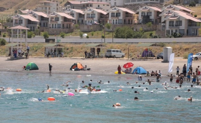 Yüzlerce sporcu Akdamar Adası’na yüzdü