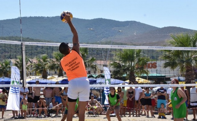 İzmir Yenifoça'da plaj voleybolu heyecanı