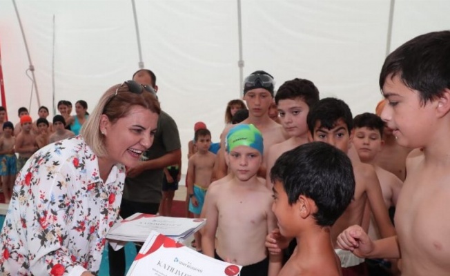 Kocaeli İzmit'te geleceğin yüzücüleri 'Fatma Abla'larından sertifikalandı