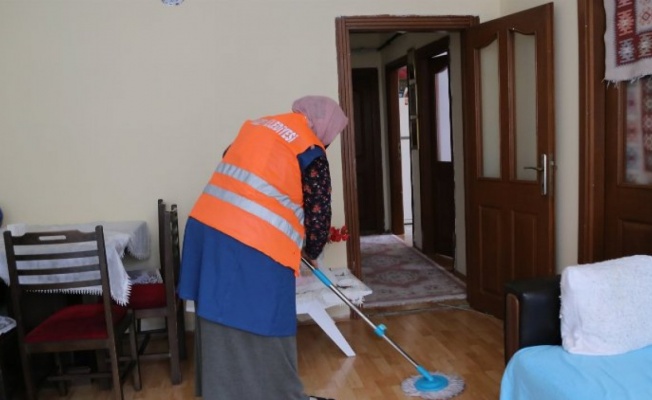 Rize'de bakıma muhtaç ailelerin evlerine temizlik