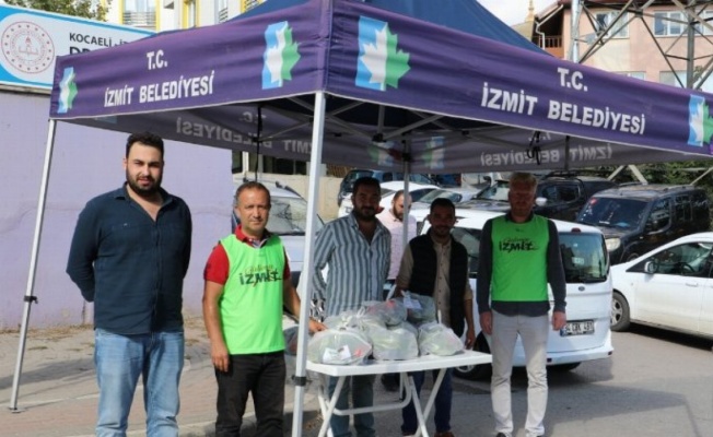 Kocaeli İzmit'te 'Üretim Bahçesi'nin ürünleri vatandaşlara dağıtılıyor