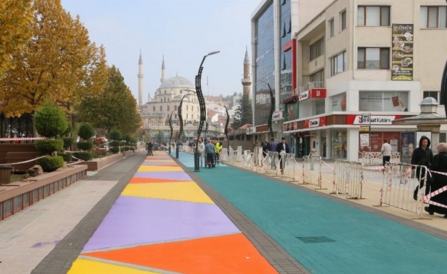 İzzet Baysal Caddesi renkleniyor