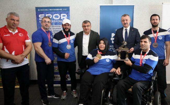 Kocaeli'de Başkan Büyükakın, şampiyon sporcularla buluştu