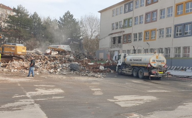 Depremde hasar olan okula yıkım kararı
