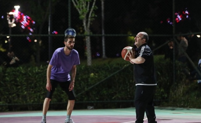 Mustafa Varank'tan gece yarısı basketbol şov