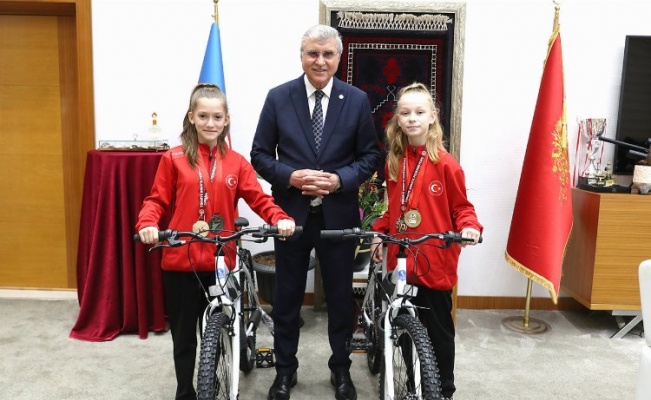 Sakaryalı Balkan şampiyonlarına bisiklet hediyesi