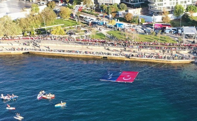 İstanbul Kadıköy'de karada, denizde, havada Ata'ya saygı zinciri