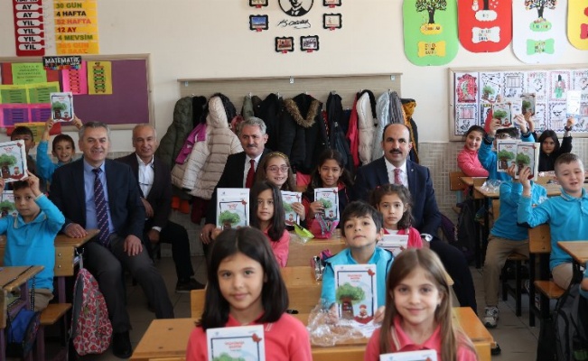 Konya'da Başkan Altay'dan 3. sınıf öğrencilerine hikaye kitabı