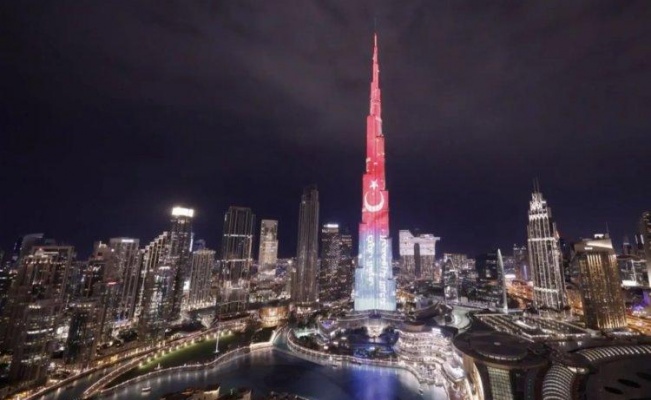 BAE'nin sembol binası Burc Halife'ye Türk bayrağı yansıtıldı