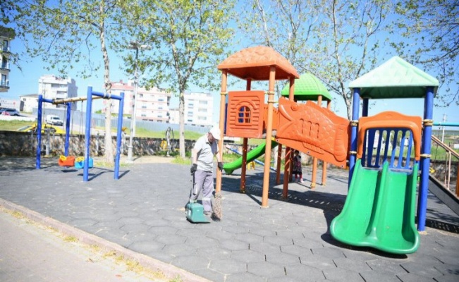Çayırova’daki parklarda temizlik çalışmaları sürüyor