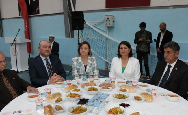 İzmir Foça'da Kaymakam Türköz'den iftar yemeği