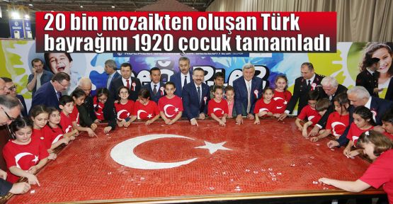 20 bin mozaikten oluşan Türk bayrağını 1920 çocuk tamamladı