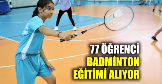  77 öğrenci Badminton eğitimi alıyor