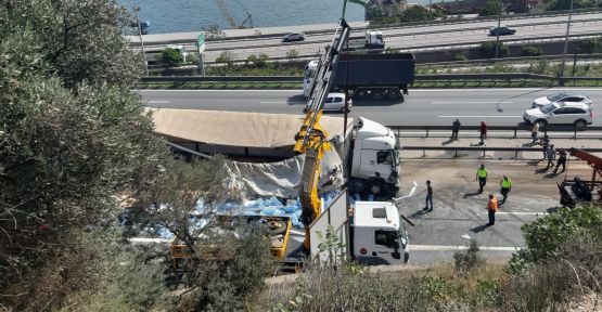  Anadolu Otoyolu'nda ambalajlı su yüklü tır devrildi