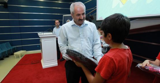  Başkan Büyükgöz'den çocuklara okul hediyesi