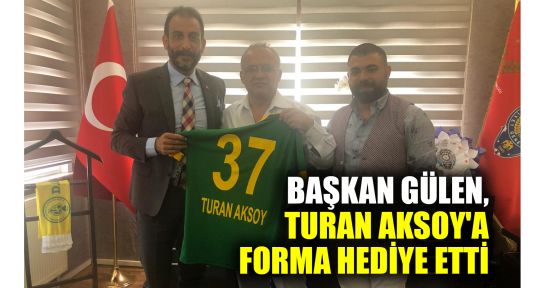  Başkan Gülen, Turan Aksoy'a forma hediye etti