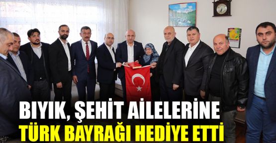 Bıyık, şehit ailelerine Türk bayrağı hediye etti