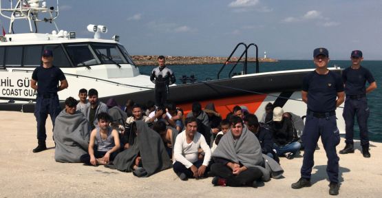 Botları batan düzensiz göçmenleri Sahil Güvenlik kurtardı
