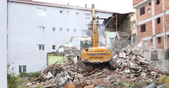  Çayırova'da metruk bina yıkıldı