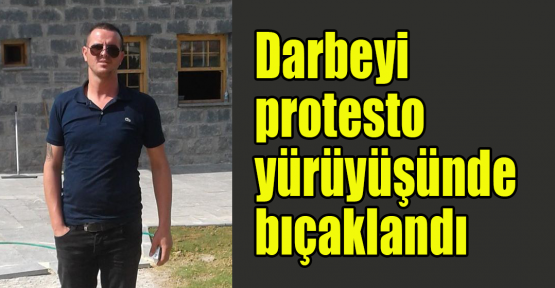 Darbeyi protesto yürüyüşünde bıçaklandı