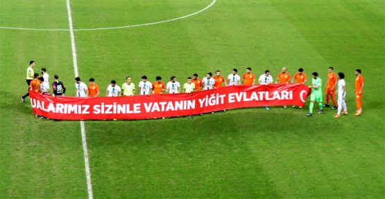 Futbol maçında Mehmetçiğe pankartlı destek