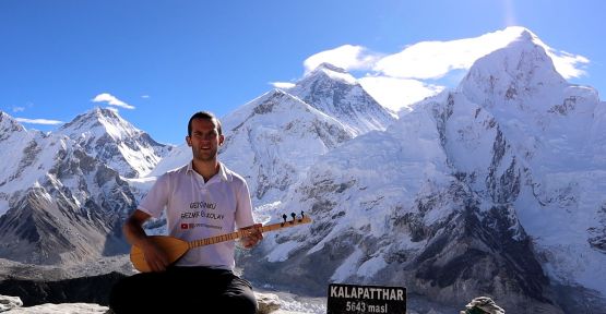 Genç Türk gezgin, Everest'te saz çaldı