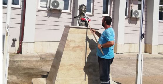  İzmit Belediyesi okullardaki Atatürk büstlerini yıkadı