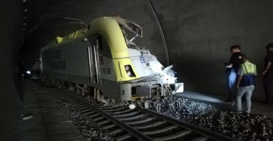Kılavuz tren tünelde raydan çıktı: 2 makinist hayatını kaybetti