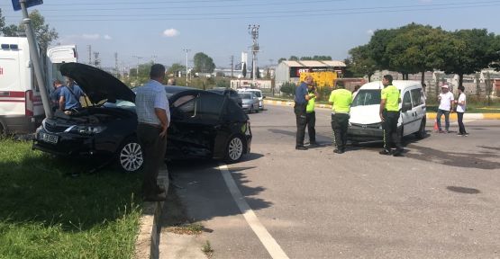  Kocaeli'de otomobille hafif ticari araç çarpıştı: 4 yaralı