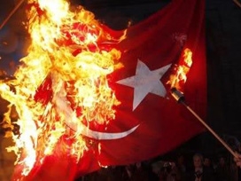 Lübnan'da Ermeniler Türk bayrağı yaktı