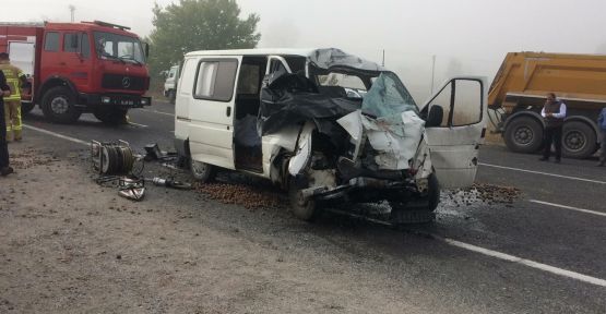 Minibüs ile tır çarpıştı: 2 ölü, 1 yaralı
