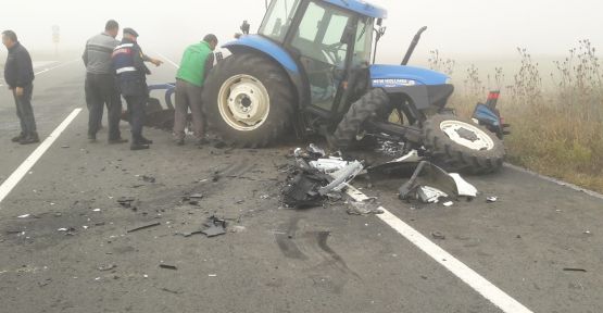 Otomobille traktör çarpıştı: 3 yaralı