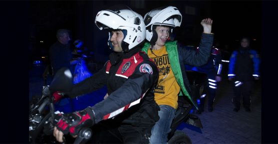  Polisler otizmli Mehmet'in motosiklete binme hayalini gerçekleştirdi