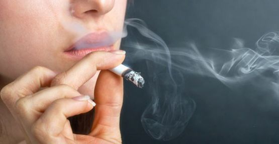 Sigara içen kadınlar erken yaşlanıyor