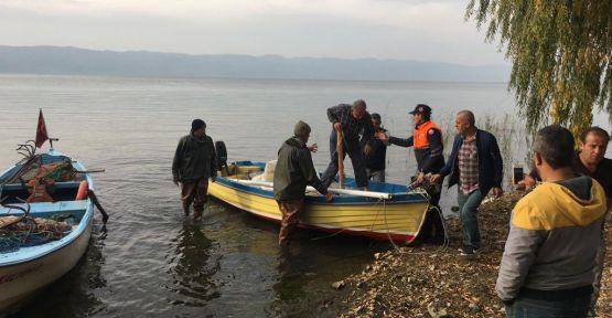 Teknesiyle açıldığı gölde kaybolan kişiyi balıkçılar buldu