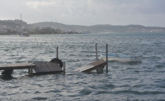 Ayvalık'ta fırtına nedeniyle balıkçı tekneleri alabora oldu