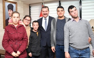 Balıkesir Büyükşehir Belediye Başkanı Yılmaz, özel çocukları makamında ağırladı