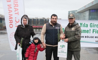 Bursa Orman Bölge Müdürlüğü vatandaşlara fidan dağıttı