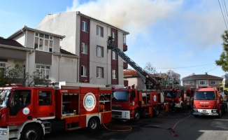 Çorlu'da apartmanın çatısında çıkan yangın hasara neden oldu