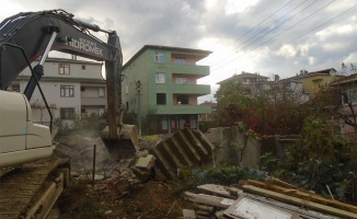 Darıca'da kaçak ve metruk yapılar yıkılıyor