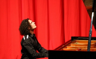 Genç piyanist Berkay Özkan Tekirdağ'da sahne aldı