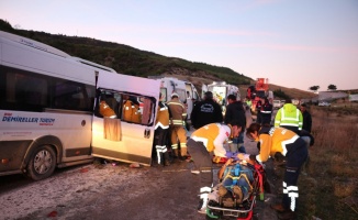 İşçileri taşıyan minibüs ile vinç çarpıştı: 15 yaralı