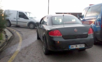 Kocaeli’de hafif ticari araç ile otomobil çarpıştı: 3 yaralı