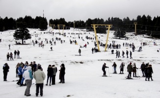 Uludağ'da tatilciler kayak sezonunu açtı