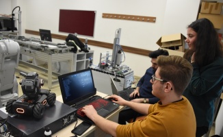 Üniversiteliler eğitim robotuyla öğrencilere 