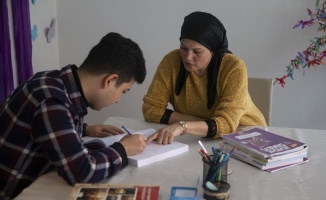 Yunanistan'a kaçmak isterken yakalanan Afgan genç doktor olmak istiyor