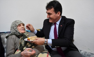 105 yaşına giren Ümriye nineye sürpriz doğum günü kutlaması