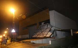 Ataşehir'de şiddetli rüzgar nedeniyle iş yerinin çatısı uçtu