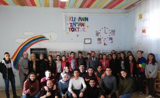 BŞEÜ öğrencilerinden Afyonkarahisar'daki köy okuluna kütüphane desteği