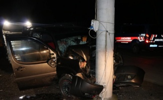 Hafif ticari araç elektrik direğine çarptı: 4 yaralı